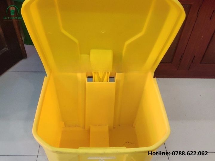 Thung-rac-y-te-30-lit-econamdu-5